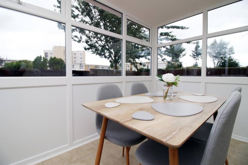 Family Home In The Charming Coastal Town Of Barry Exterior photo